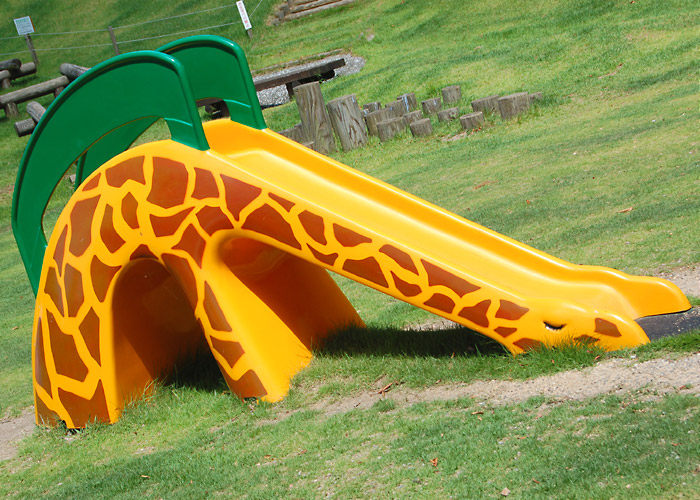 無料ホームページテンプレートの素材屋 公園 広場 レジャーの風景 キリンのすべり台の写真素材
