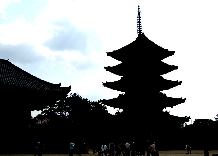 無料ホームページテンプレートの素材屋 寺 神社 和の風景 そびえ立つ五重塔の写真素材